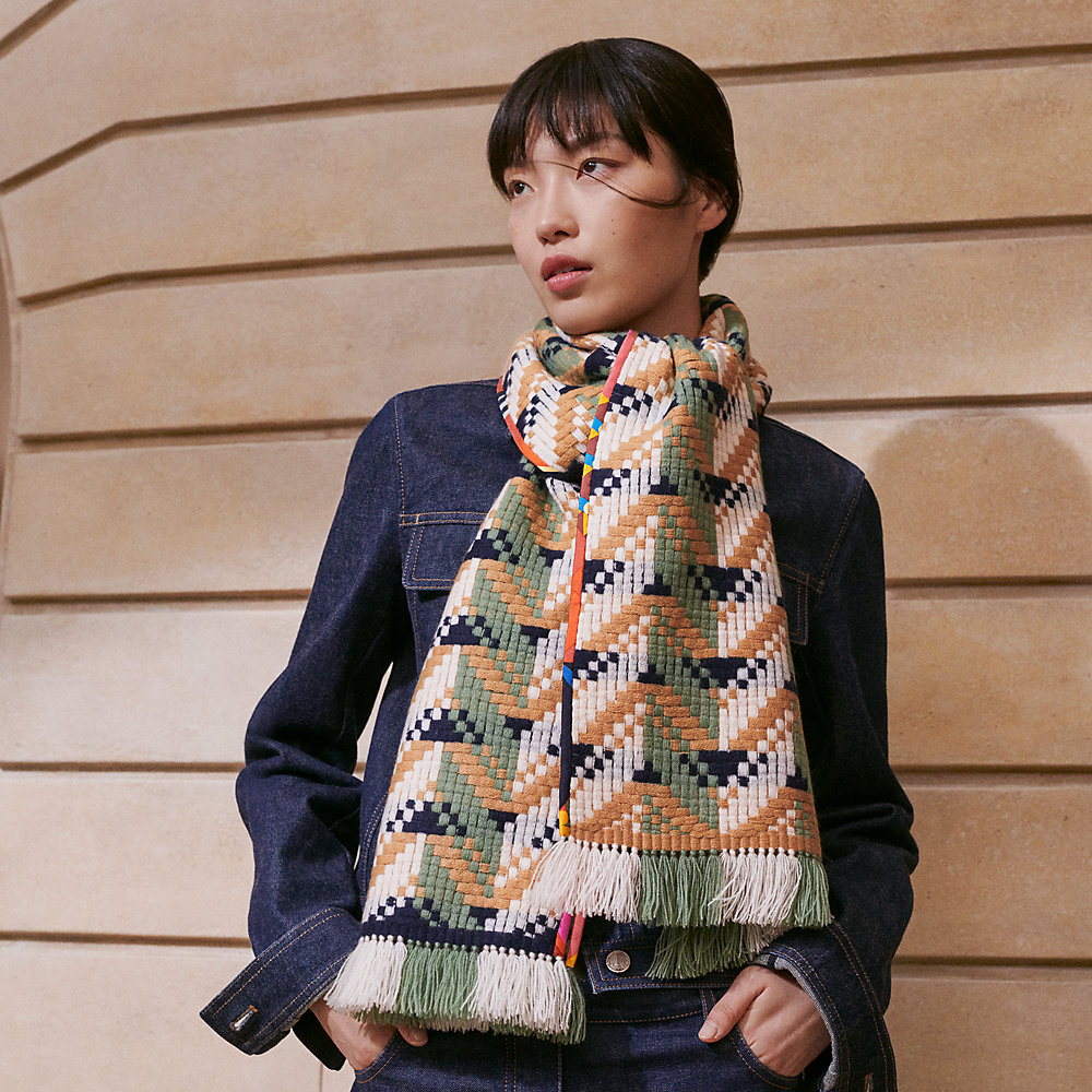 HERMES カラフル スカーフ 華やかな印象】HERMES《モン・プルミエ・ギャロップ》スカーフ (HERMES